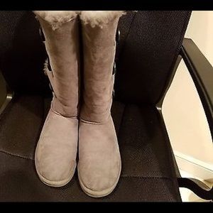 UGGS Gray Bailey Botton Triplet